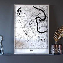 Lade das Bild in den Galerie-Viewer, Neuss Light Poster - Minimal - Vorschau neben Dekoartikeln vor dunkelgrauer Wand
