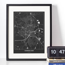 Lade das Bild in den Galerie-Viewer, Oldenburg (Oldb) Dark Poster - Minimal - Vorschau vor weißer Wand zusammen mit Dekoartikeln