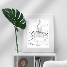 Lade das Bild in den Galerie-Viewer, Regensburg Light Poster - Minimal - Vorschau in einem hellen Zimmer auf Möbel positioniert