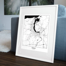 Lade das Bild in den Galerie-Viewer, Rostock Light Poster - Minimal - Vorschau in einem Wohnzimmer am Boden aufgestellt und auf der Couch angelehnt