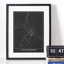 Lade das Bild in den Galerie-Viewer, Saalfelden am Steinernen Meer Dark Poster - Minimal - Vorschau vor weißer Wand zusammen mit Dekoartikeln