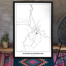Lade das Bild in den Galerie-Viewer, Saalfelden am Steinernen Meer Light Poster - Minimal - Vorschau aufgestellt auf Boden an grauer Wand angelehnt