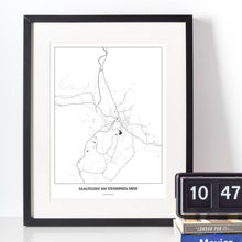 Lade das Bild in den Galerie-Viewer, Saalfelden am Steinernen Meer Light Poster - Minimal - Vorschau vor weißer Wand zusammen mit Dekoartikeln