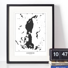 Lade das Bild in den Galerie-Viewer, Schweriner See Light Poster - Minimal - Vorschau vor weißer Wand zusammen mit Dekoartikeln