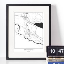Lade das Bild in den Galerie-Viewer, Spittal an der Drau Light Poster - Minimal - Vorschau vor weißer Wand zusammen mit Dekoartikeln