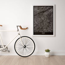Lade das Bild in den Galerie-Viewer, Stuhleck Dark Poster - Minimal - Vorschau in einem hellen Zimmer mit Fahrrad an Wand angelehnt