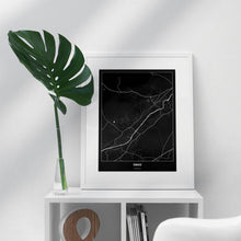 Lade das Bild in den Galerie-Viewer, Ternitz Dark Poster - Minimal - Vorschau in einem hellen Zimmer auf Möbel positioniert