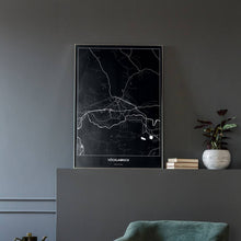 Lade das Bild in den Galerie-Viewer, Vöcklabruck Dark Poster - Minimal - Vorschau in einem eleganten Zimmer mit Sessel und grauer Wand

