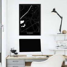 Lade das Bild in den Galerie-Viewer, Wals-Siezenheim Dark Poster - Minimal - Vorschau über Schreibtisch vor einer weißen Wand
