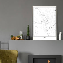 Lade das Bild in den Galerie-Viewer, Weiz Light Poster - Minimal - Vorschau in einem eleganten Zimmer mit Kamin und grauer Wandfarbe
