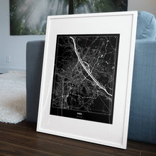 Lade das Bild in den Galerie-Viewer, Wien Dark Poster - Minimal - Vorschau in einem Wohnzimmer am Boden aufgestellt und auf der Couch angelehnt