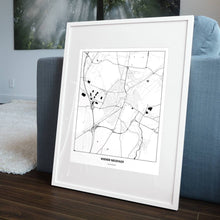 Lade das Bild in den Galerie-Viewer, Wiener Neustadt Light Poster - Minimal - Vorschau in einem Wohnzimmer am Boden aufgestellt und auf der Couch angelehnt