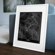 Lade das Bild in den Galerie-Viewer, Wildspitze Dark Poster - Minimal - Vorschau in einem Wohnzimmer am Boden aufgestellt und auf der Couch angelehnt