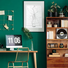 Lade das Bild in den Galerie-Viewer, Wolfsberg Light Poster - Minimal - Vorschau über Schreibtisch in einem Zimmer mit grüner Wand und Holzmöbel
