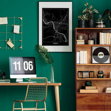 Lade das Bild in den Galerie-Viewer, Würzburg Dark Poster - Minimal - Vorschau über Schreibtisch in einem Zimmer mit grüner Wand und Holzmöbel
