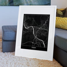 Lade das Bild in den Galerie-Viewer, Würzburg Dark Poster - Minimal - Vorschau am Boden auf Couch angelehnt in einem Wohnzimmer