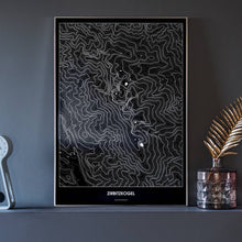 Lade das Bild in den Galerie-Viewer, Zirbitzkogel Dark Poster - Minimal - Vorschau neben Dekoartikeln vor dunkelgrauer Wand