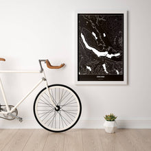 Lade das Bild in den Galerie-Viewer, Zürichsee Dark Poster - Minimal - Vorschau in einem hellen Zimmer mit Fahrrad an Wand angelehnt
