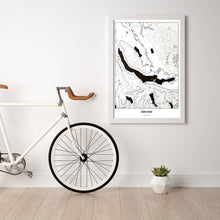 Lade das Bild in den Galerie-Viewer, Zürichsee Light Poster - Minimal - Vorschau in einem hellen Zimmer mit Fahrrad an Wand angelehnt
