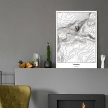 Lade das Bild in den Galerie-Viewer, Zugspitze Light Poster - Minimal - Vorschau in einem eleganten Zimmer mit Kamin und grauer Wandfarbe