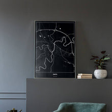 Lade das Bild in den Galerie-Viewer, Zwettl Dark Poster - Minimal - Vorschau in einem eleganten Zimmer mit Sessel und grauer Wand
