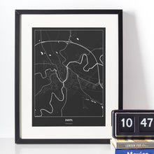 Lade das Bild in den Galerie-Viewer, Zwettl Dark Poster - Minimal - Vorschau vor weißer Wand zusammen mit Dekoartikeln