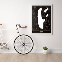 Lade das Bild in den Galerie-Viewer, Ammersee Dark Poster - Minimal - Vorschau in einem hellen Zimmer mit Fahrrad an Wand angelehnt

