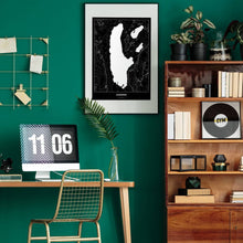 Lade das Bild in den Galerie-Viewer, Ammersee Dark Poster - Minimal - Vorschau über Schreibtisch in einem Zimmer mit grüner Wand und Holzmöbel
