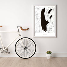 Lade das Bild in den Galerie-Viewer, Ammersee Light Poster - Minimal - Vorschau in einem hellen Zimmer mit Fahrrad an Wand angelehnt
