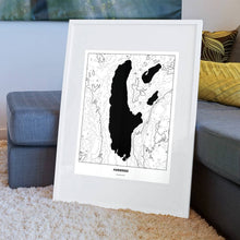 Lade das Bild in den Galerie-Viewer, Ammersee Light Poster - Minimal - Vorschau am Boden auf Couch angelehnt in einem Wohnzimmer
