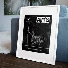 Lade das Bild in den Galerie-Viewer, Amsterdam Schiphol Airport (Flughafen AMS / EHAM) Dark Poster - Minimal - Vorschau in einem Wohnzimmer am Boden aufgestellt und auf der Couch angelehnt
