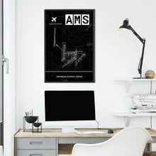 Lade das Bild in den Galerie-Viewer, Amsterdam Schiphol Airport (Flughafen AMS / EHAM) Dark Poster - Minimal - Vorschau über Schreibtisch vor einer weißen Wand
