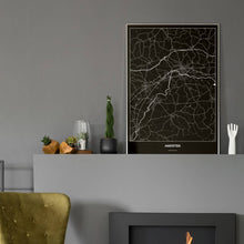 Lade das Bild in den Galerie-Viewer, Amstetten Dark Poster - Minimal - Vorschau in einem eleganten Zimmer mit Kamin und grauer Wandfarbe

