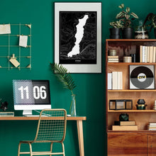 Lade das Bild in den Galerie-Viewer, Attersee Dark Poster - Minimal - Vorschau über Schreibtisch in einem Zimmer mit grüner Wand und Holzmöbel
