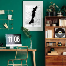 Lade das Bild in den Galerie-Viewer, Attersee Light Poster - Minimal - Vorschau über Schreibtisch in einem Zimmer mit grüner Wand und Holzmöbel
