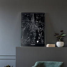 Lade das Bild in den Galerie-Viewer, Augsburg Dark Poster - Minimal - Vorschau in einem eleganten Zimmer mit Sessel und grauer Wand
