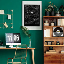 Lade das Bild in den Galerie-Viewer, Ausseerland Dark Poster - Minimal - Vorschau über Schreibtisch in einem Zimmer mit grüner Wand und Holzmöbel

