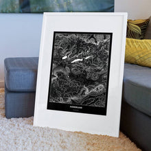 Lade das Bild in den Galerie-Viewer, Ausseerland Dark Poster - Minimal - Vorschau am Boden auf Couch angelehnt in einem Wohnzimmer
