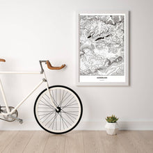 Lade das Bild in den Galerie-Viewer, Ausseerland Light Poster - Minimal - Vorschau in einem hellen Zimmer mit Fahrrad an Wand angelehnt
