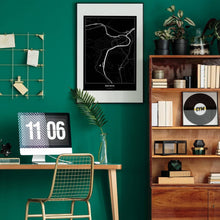 Lade das Bild in den Galerie-Viewer, Bad Ischl Dark Poster - Minimal - Vorschau über Schreibtisch in einem Zimmer mit grüner Wand und Holzmöbel

