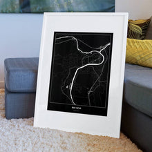Lade das Bild in den Galerie-Viewer, Bad Ischl Dark Poster - Minimal - Vorschau am Boden auf Couch angelehnt in einem Wohnzimmer
