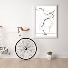 Lade das Bild in den Galerie-Viewer, Bad Ischl Light Poster - Minimal - Vorschau in einem hellen Zimmer mit Fahrrad an Wand angelehnt
