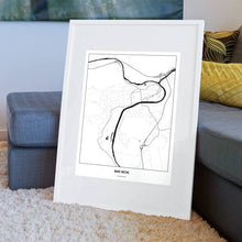 Lade das Bild in den Galerie-Viewer, Bad Ischl Light Poster - Minimal - Vorschau am Boden auf Couch angelehnt in einem Wohnzimmer
