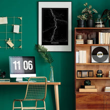 Lade das Bild in den Galerie-Viewer, Bischofshofen Dark Poster - Minimal - Vorschau über Schreibtisch in einem Zimmer mit grüner Wand und Holzmöbel
