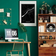 Lade das Bild in den Galerie-Viewer, Braunau am Inn Dark Poster - Minimal - Vorschau über Schreibtisch in einem Zimmer mit grüner Wand und Holzmöbel
