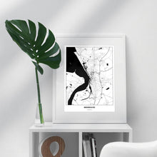 Lade das Bild in den Galerie-Viewer, Bremer­haven Light Poster - Minimal - Vorschau in einem hellen Zimmer auf Möbel positioniert
