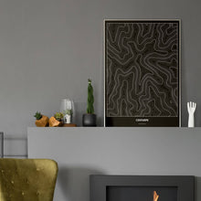 Lade das Bild in den Galerie-Viewer, Centuripe Dark Poster - Minimal - Vorschau in einem eleganten Zimmer mit Kamin und grauer Wandfarbe
