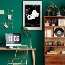 Lade das Bild in den Galerie-Viewer, Chiemsee Dark Poster - Minimal - Vorschau über Schreibtisch in einem Zimmer mit grüner Wand und Holzmöbel
