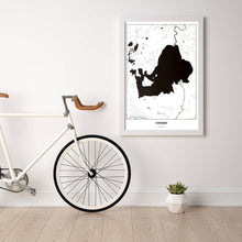 Lade das Bild in den Galerie-Viewer, Chiemsee Light Poster - Minimal - Vorschau in einem hellen Zimmer mit Fahrrad an Wand angelehnt
