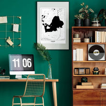 Lade das Bild in den Galerie-Viewer, Chiemsee Light Poster - Minimal - Vorschau über Schreibtisch in einem Zimmer mit grüner Wand und Holzmöbel
